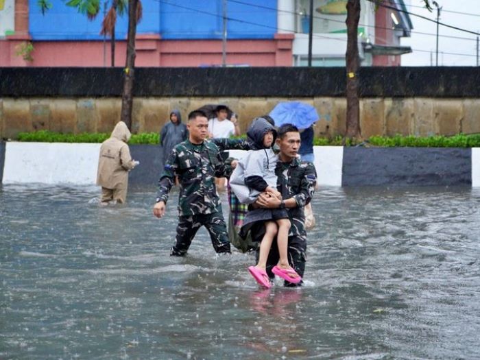 Personel TNI AL Jakarta membantu masyarakat terdampak banjir, Senin (12/1). (tangkapan layar X @TNI_AL