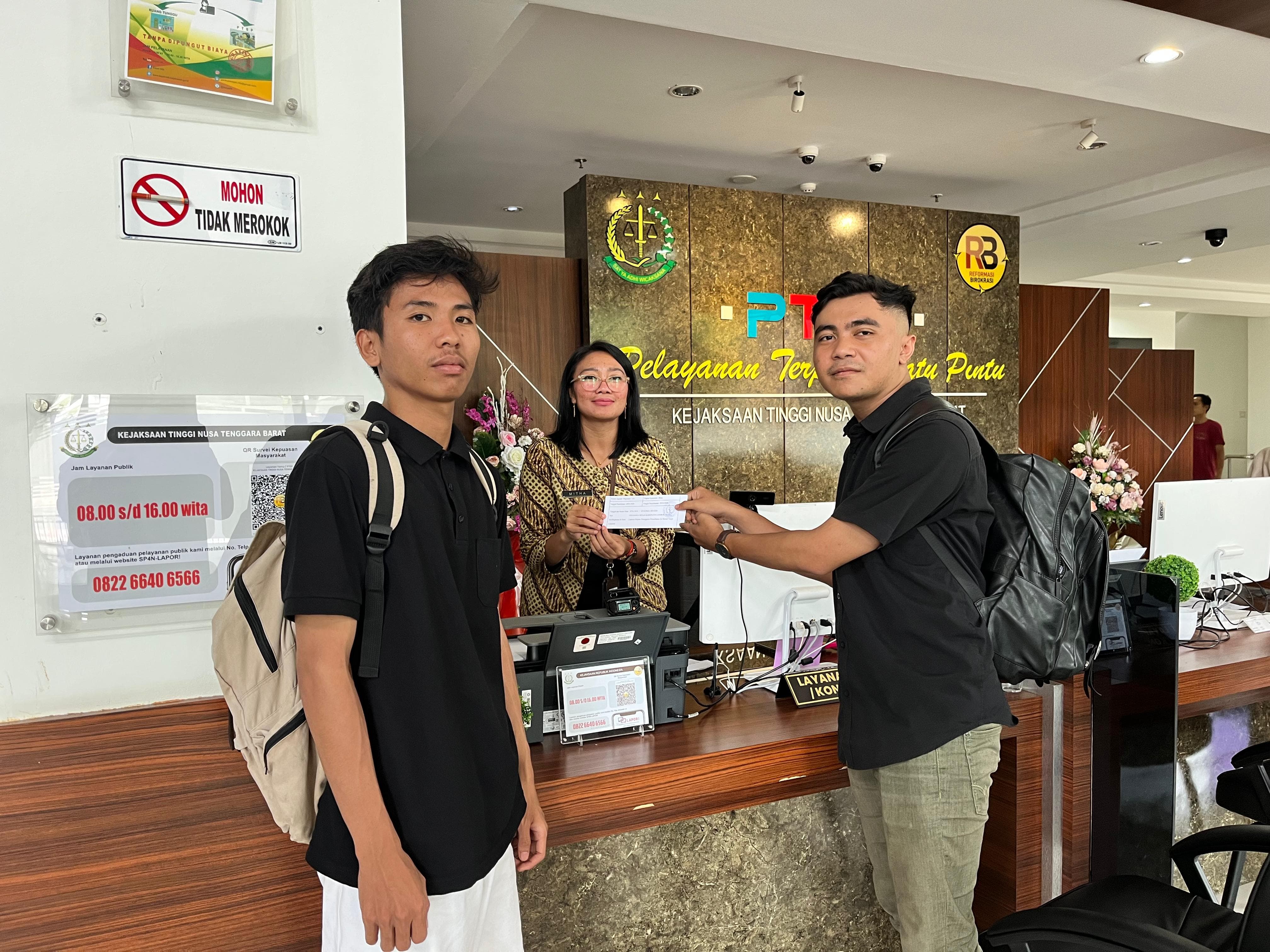 LANGKAH HUKUM: KBMLU secara resmi melaporkan dugaan pelanggaran dalam pemanfaatan air bawah tanah oleh sejumlah hotel ke Kejati NTB