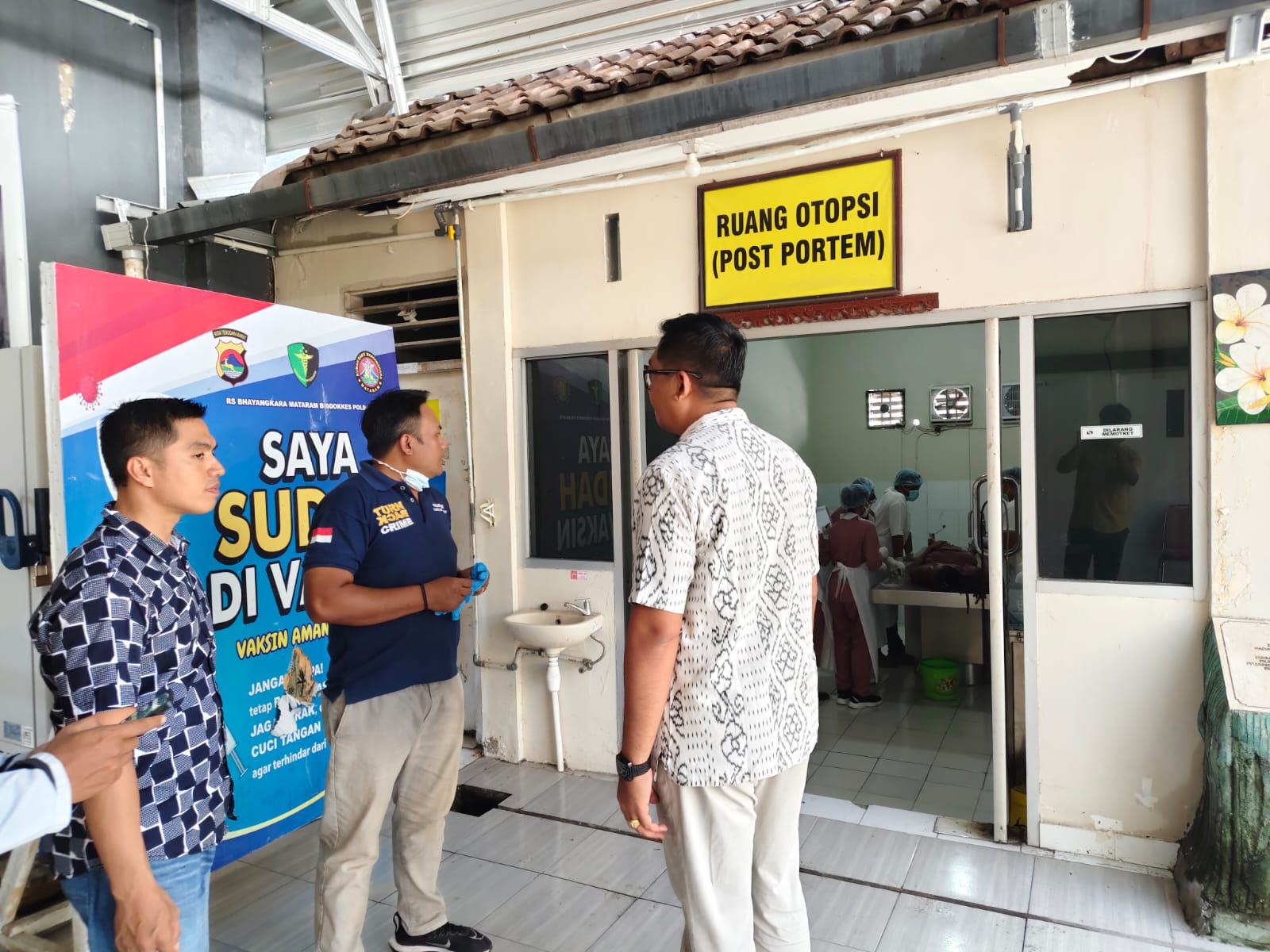 TERUS DALAMI: Tim medis saat melakukan visum luar terhadap korban meninggal dunia, yang merupakan warga asing asal Prancis