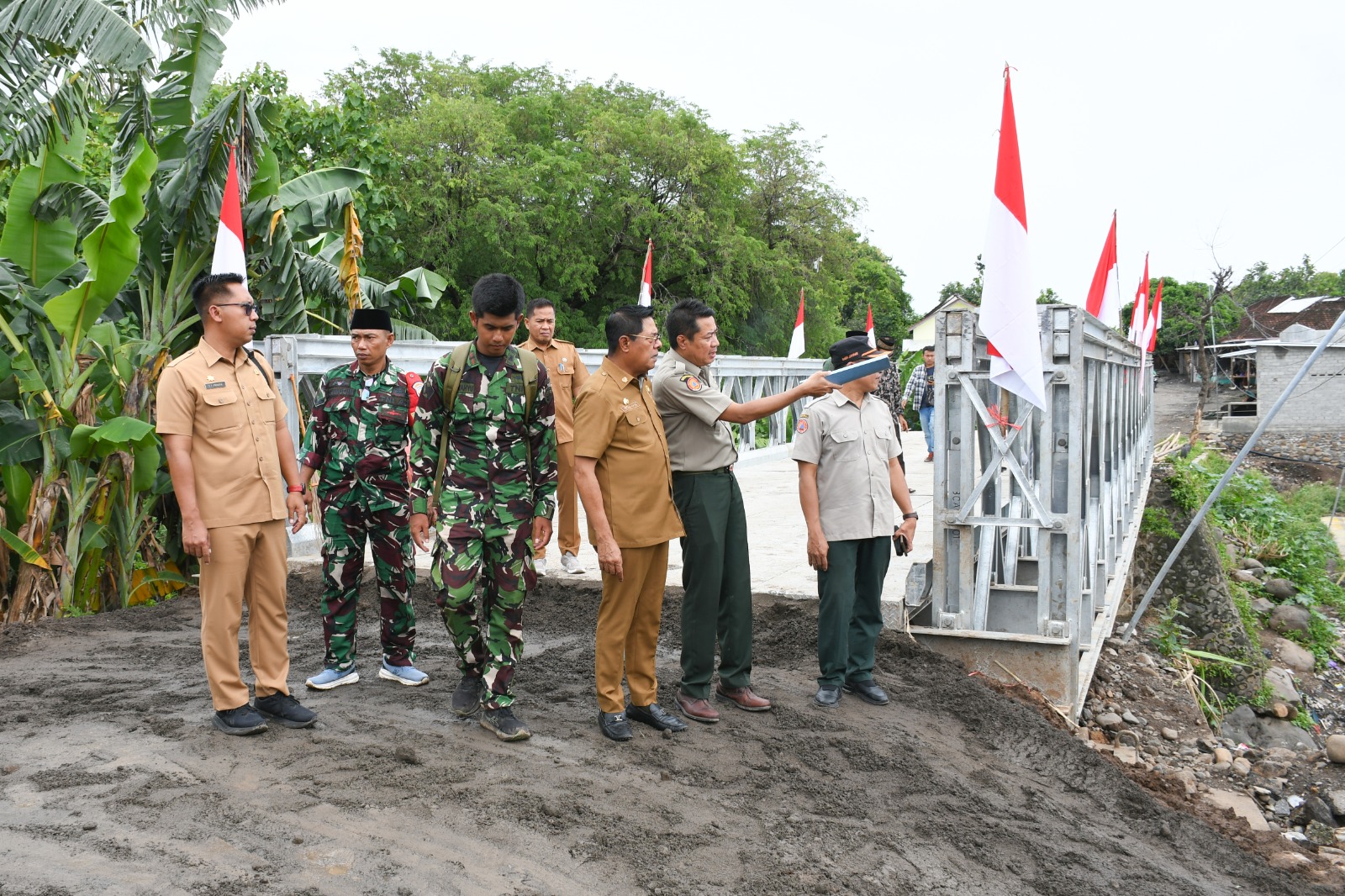 Bupati Lotim Haerul Warisin saat meninjau pembangunan jembatan Bailey di Desa Perigi.