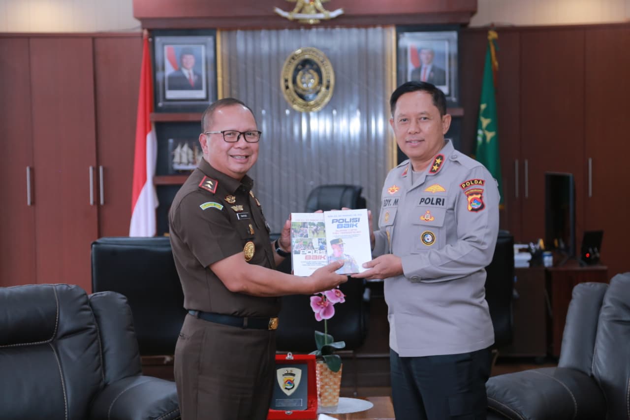 Kapolda NTB Irjen Pol Edy Murbowo (kanan) bertukar cenderamata dengan Kajati NTB dalam silaturahmi di kantor Kejati NTB, Senin (12/1).