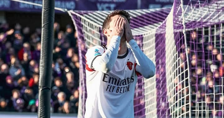 Christian Pulisic, striker AC Milan tampak kecewa karena gagal mencetak gol dari salah satu peluang emas yang didapat.