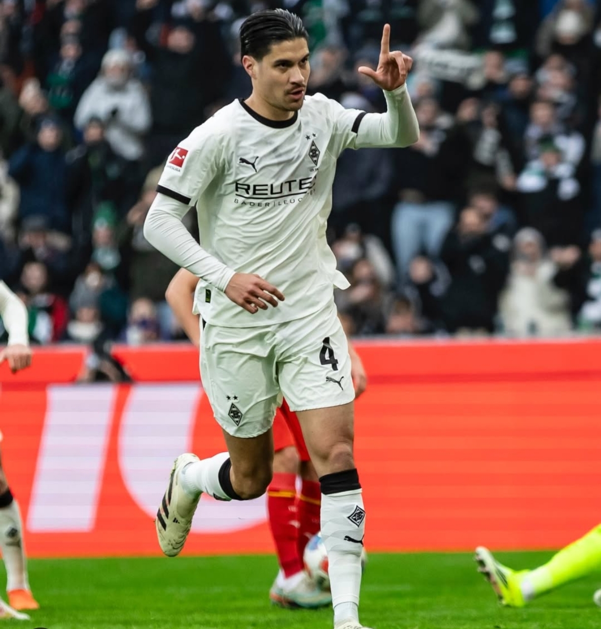 Pemain Timnas Indonesia Kevin Diks, yang bermain di Borussia M&ouml;nchengladbach, usai mencetak gol ke gawang Augsburg, dalam laga lanjutan Liga Jerman, Minggu (11/1). (FOTO: IG Borussia M&ouml;nchengladbach)