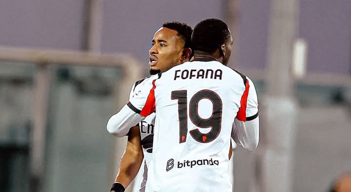 Youssouf Fofana memeluk Christopher Nkunku, striker AC Milan yang mencetak gol penyeimbang, mencegah kekalahan AC Milan atas Fiorentina.