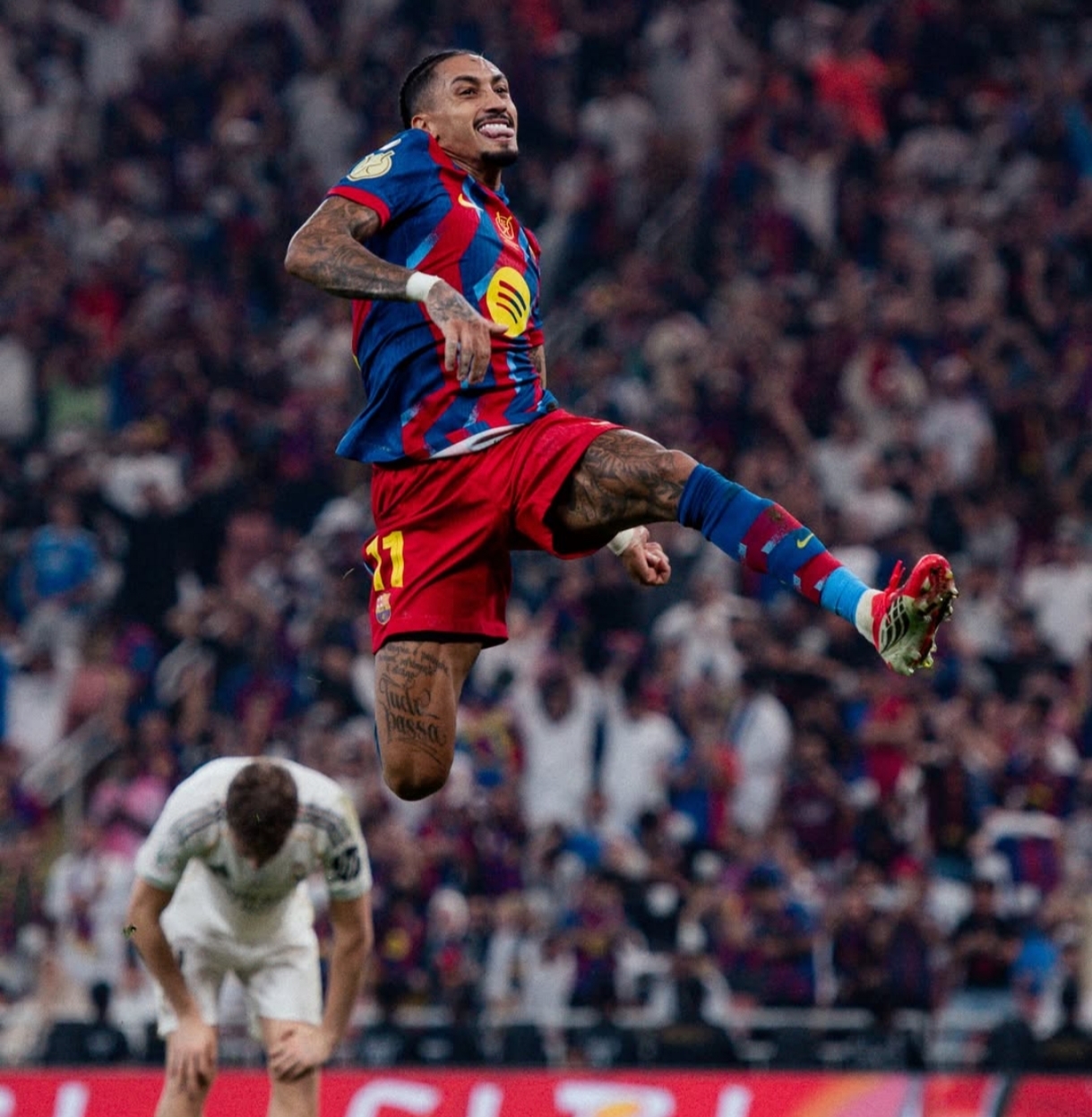 Selebrasi Raphinha usai mencetak gol ke gawang Real Madrid dalam laga final Piala Super Spanyol, Senin dini hari (12/1). (FOTO: IG BARCELONA)