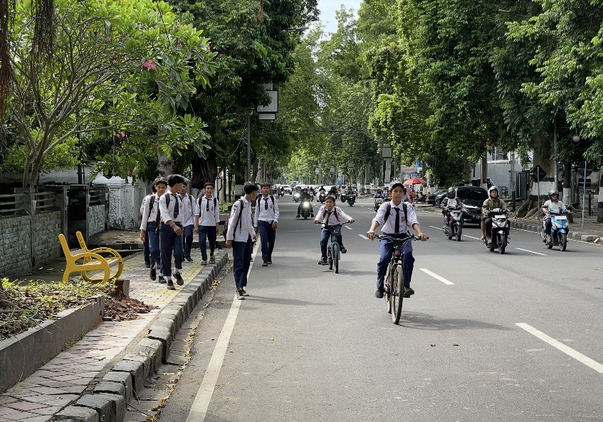 Sejumlah siswa SMP tengah berjalan pulang sore hari setelah menjalani Full-Day School hari pertama.