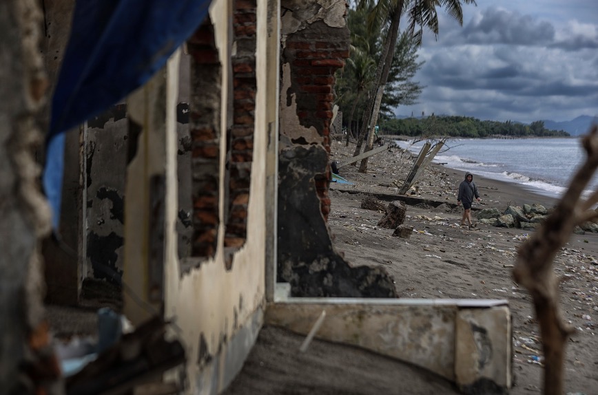 Ancaman rob kembali membayangi kawasan pesisir pantai Ampenan.