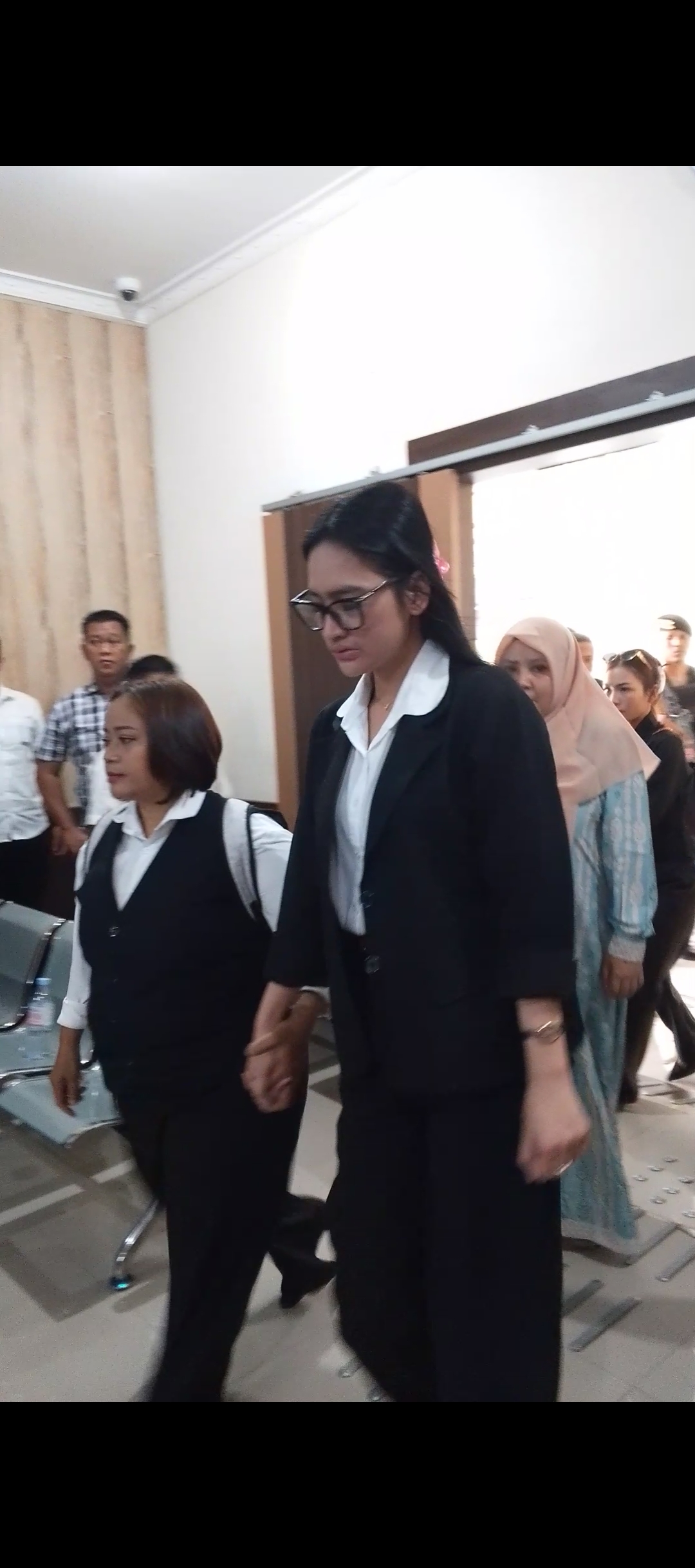 BERSAKSI:Saksi Misri Puspita Sari masuk ke ruang sidang untuk memberikan kesaksian terhadap misteri kematian Brigadir Nurhadi di PN Mataram, Senin (12/1).
