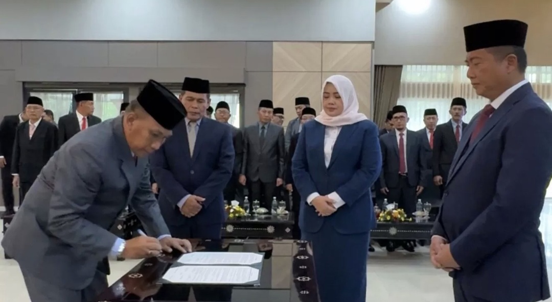 Penandatanganan SK pengambilan sumpah jabatan yang diwakili Asisten I Setda NTB Fathul Gani di hadapan Gubernur NTB, Jumat lalu (9/1).
