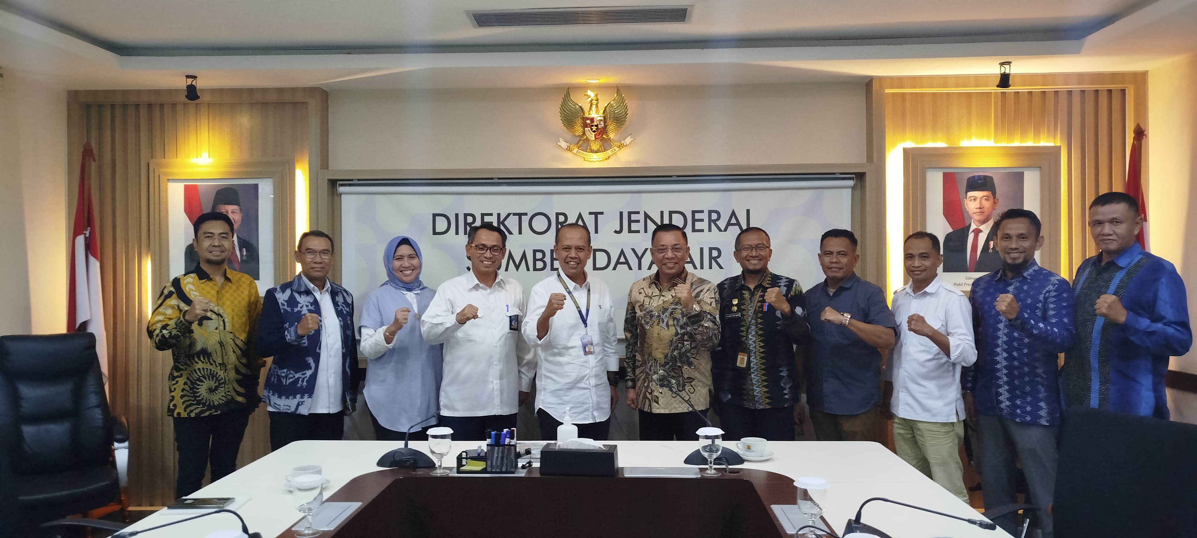 Wali Kota Bima HA Rahman H Abidin (tengah) berfoto bersama dengan pejabat Dirjen SDA Kementerian PUPR, beberapa hari lalu.