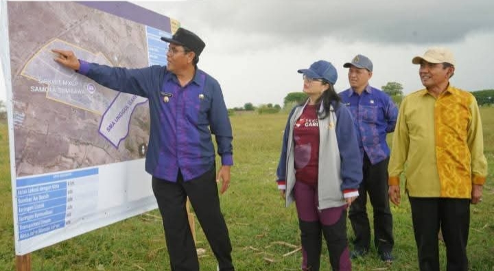 Bupati Sumbawa Syarafuddin Jarot (kiri) menunjukan peta lokasi pembangunan SMA Unggul Garuda kepada Wamendikti Saintek Prof Stella Christie (dua kiri), Kamis (8/1).