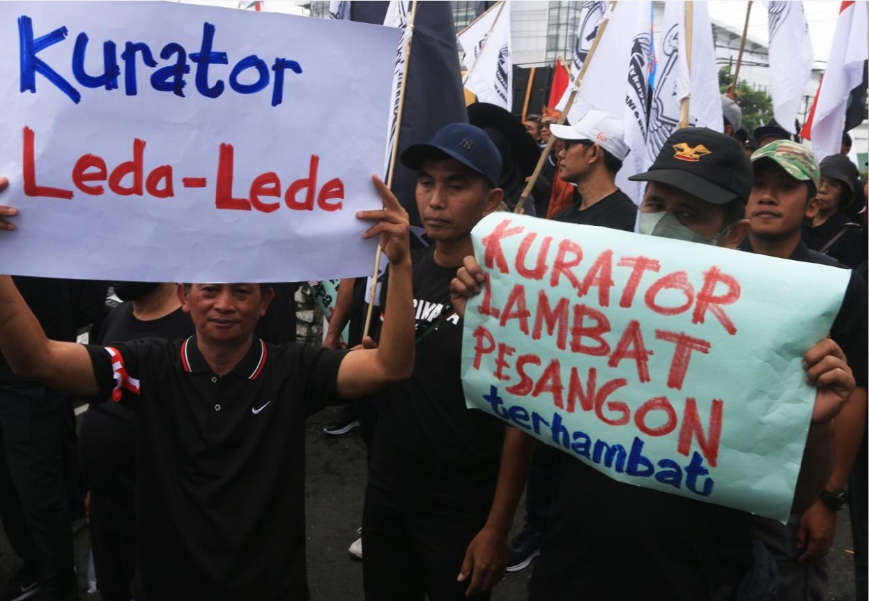 DEMO: Masa aksi karyawan Ex Sritex saat melakukan unjuk rasa di depan Pengadilan Negeri Semarang, Senin (12/1).