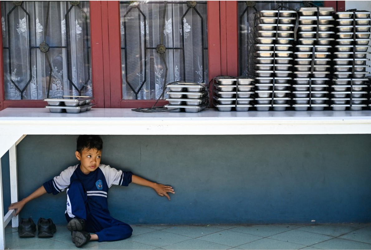PROGRAM MBG: Seorang siswa menunggu makanan MBG yang disediakan pemerintah di sebuah sekolah dasar di Banda Aceh pada 30 Oktober 2025.