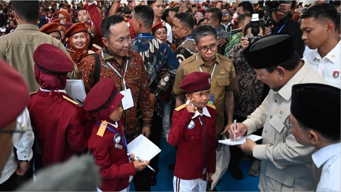 RESMIKAN: Presiden Prabowo Subianto menyapa para pelajar saat meresmikan 166 Sekolah Rakyat di seluruh Indonesia yang diselenggarakan di BBPPKS, Kota Banjarbaru, Provinsi Kalimantan Selatan.