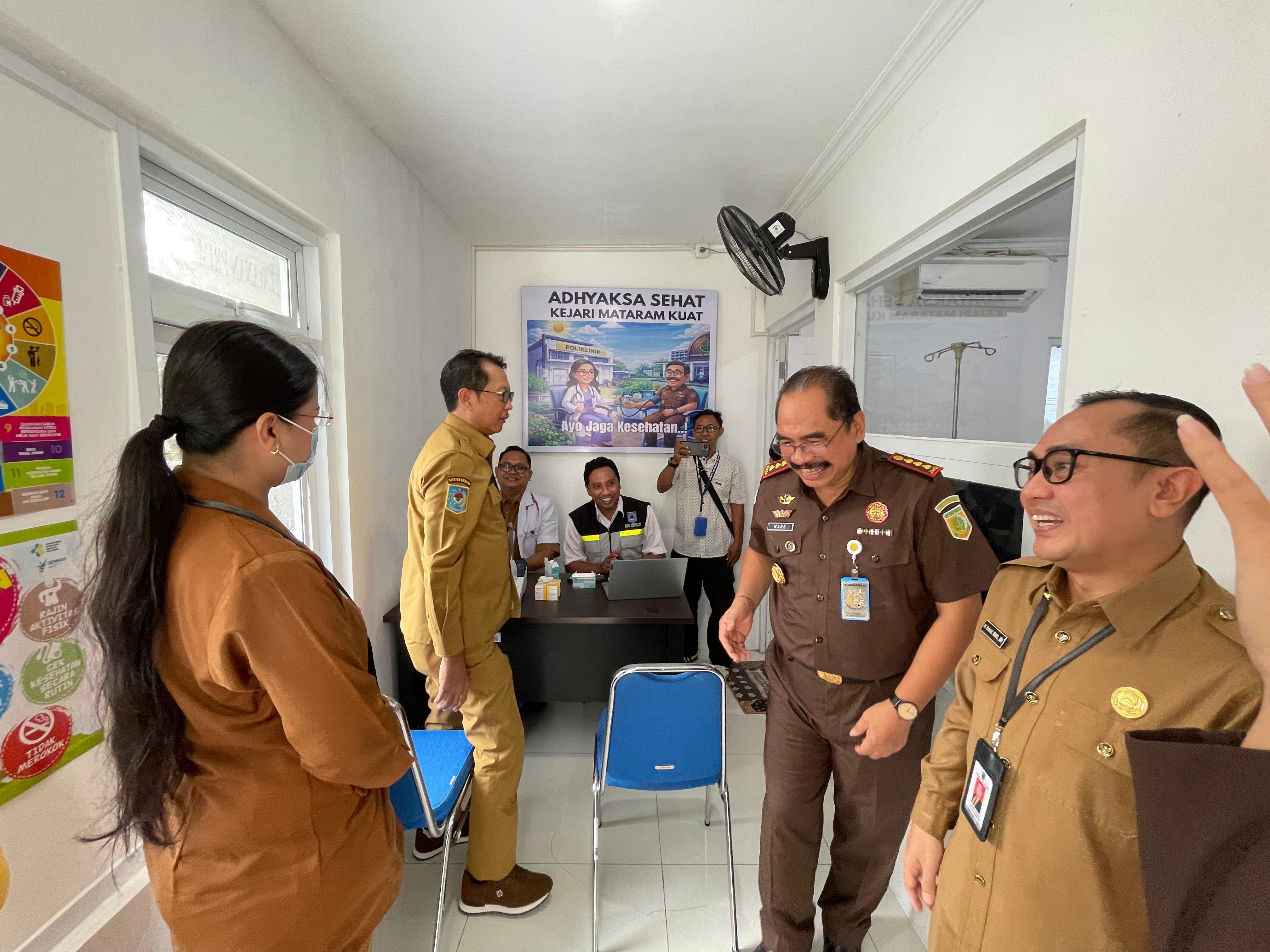 Kajari Mataram, Sekda Kota Mataram, Kadikes Kota Mataram meninjau langsung ruang pelayanan dan fasilitas pemeriksaan kesehatan di Poliklinik Adhyaksa Sehat.