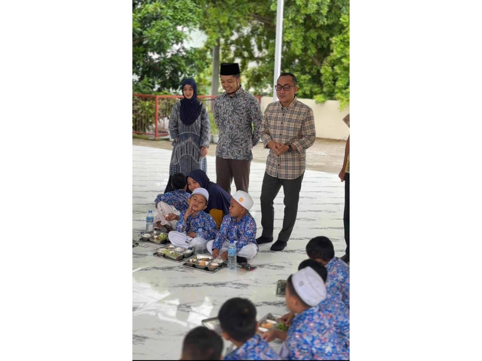 Kepala Dikes Kota Mataram dr. Emirald Isfihan saat turun mengecek distribusi MBG.