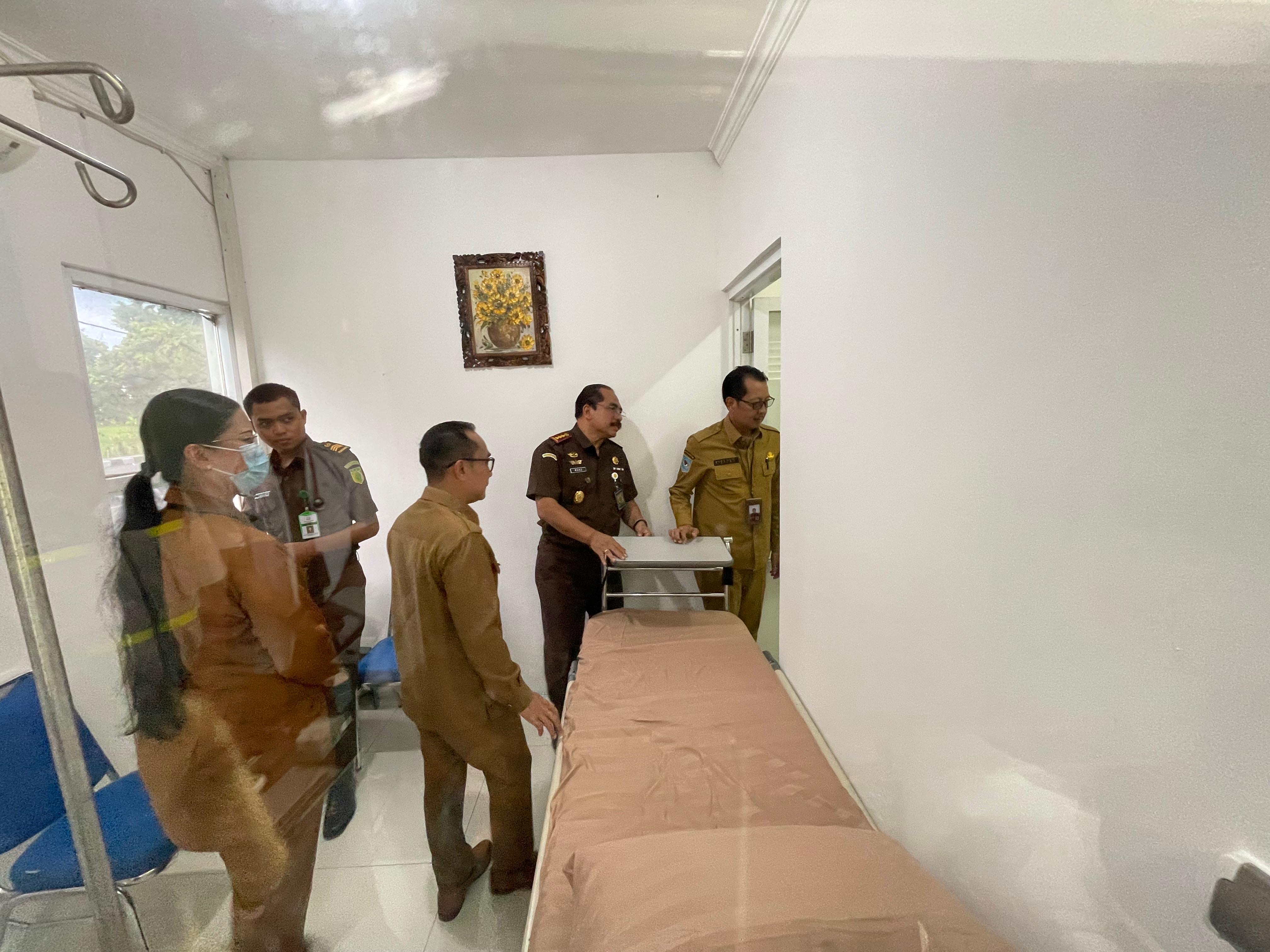 Kajari Mataram, Sekda Kota Mataram, Kadikes dengan tenaga medis saat meninjau layanan pemeriksaan di Poliklinik Adhyaksa Sehat.