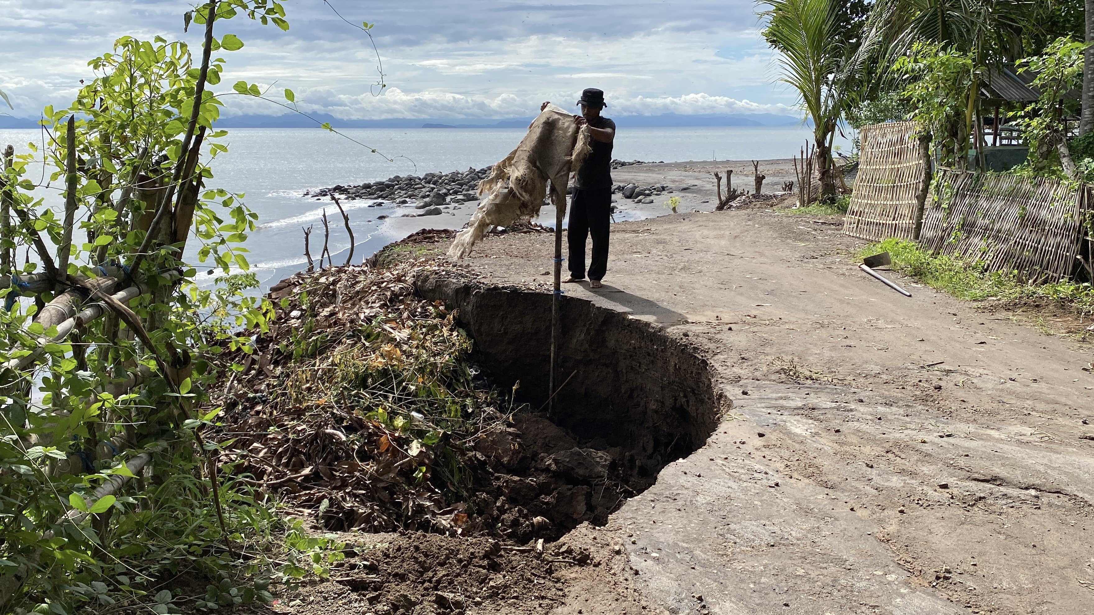 Kondisi jalan masuk ke destinasi wisata pantai Maik Anyir Kelurahan Ijobalit yang nyaris putus akibat abrasi