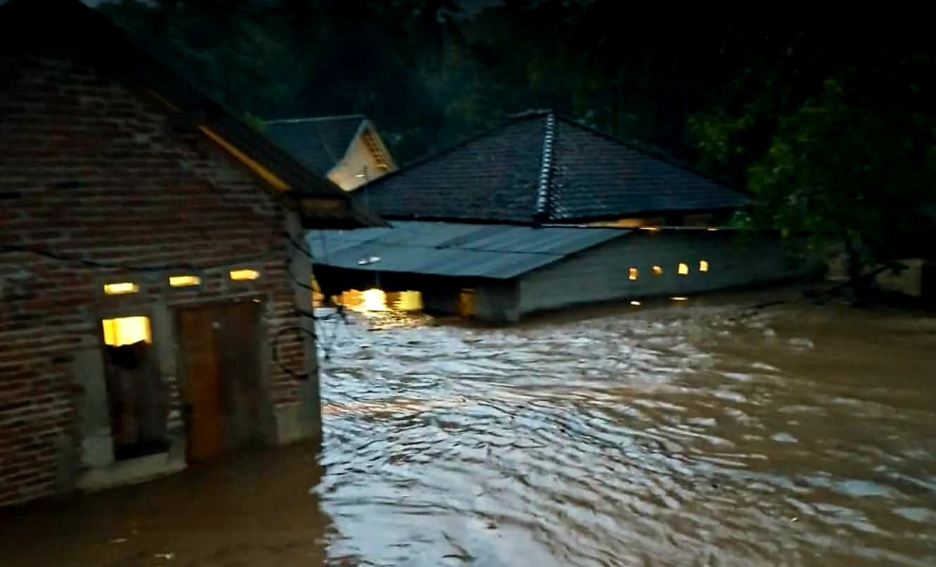 BANJIR: Banjir merendam pemukiman warga di Dusun Bengkang, Kecamatan Sekotong, Selasa (13/1). Ketinggian air hampir menyentuh atap rumah akibat luapan sungai setelah hujan deras mengguyur.