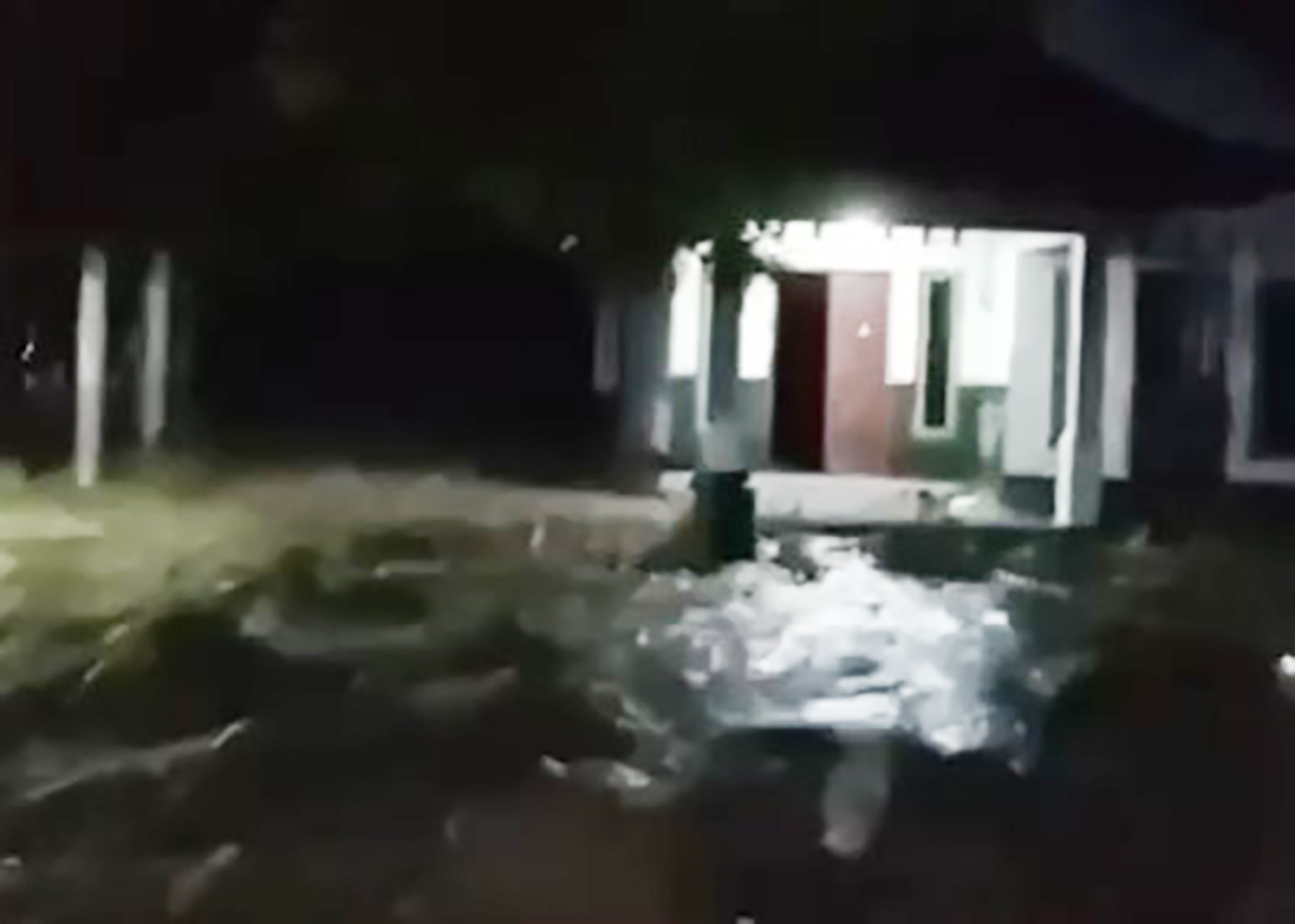 Banjir menggenangi permukiman warga di Desa Montong Ajan, Praya Barat Daya, Lombok Tengah, Selasa malam (13/1).