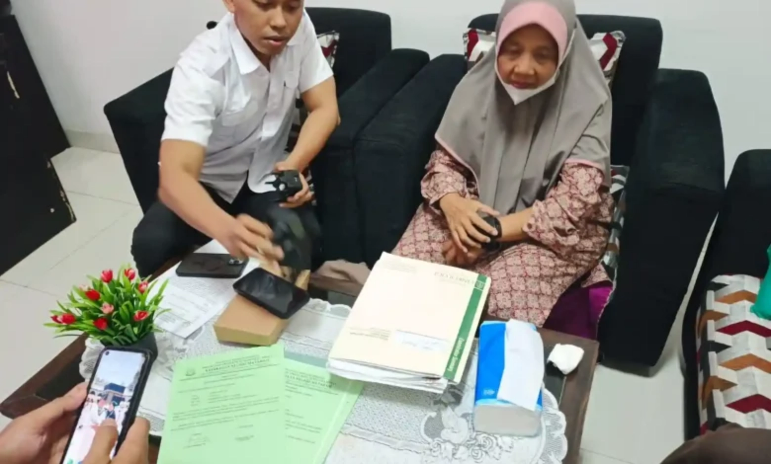 JADI TAHANAN KOTA: Tersangka Dewi Dahliana menandatangani berkas tahap dua di Kejari Mataram, beberapa waktu lalu.
