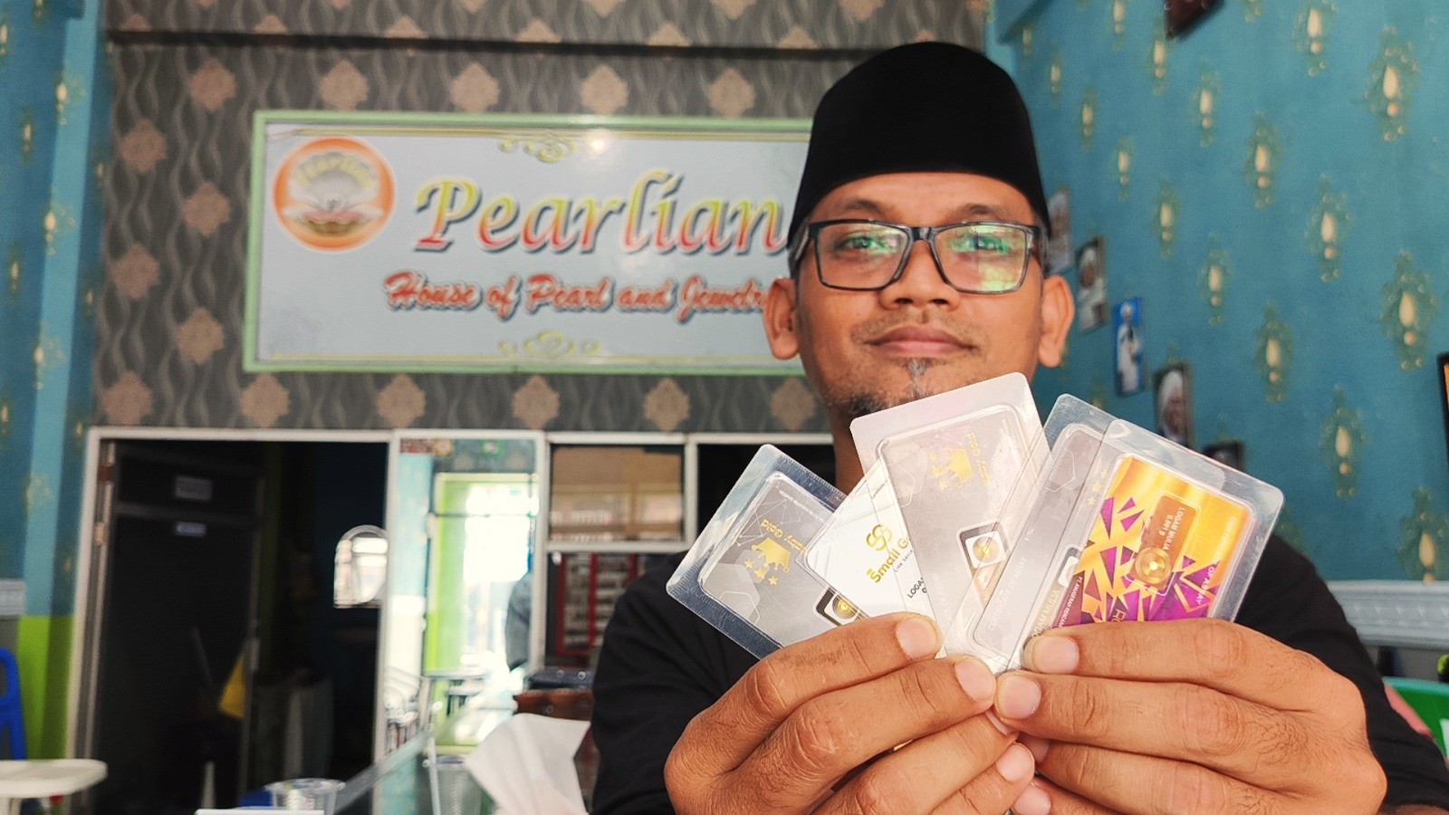 INVESTASI MENJANJIKAN: Ketua Asosiasi Masyarakat Pedagang Emas Sekarbela (Ampera) Iskandar menunjukkan emas logam mulia yang dimilikinya, Senin (12/1).