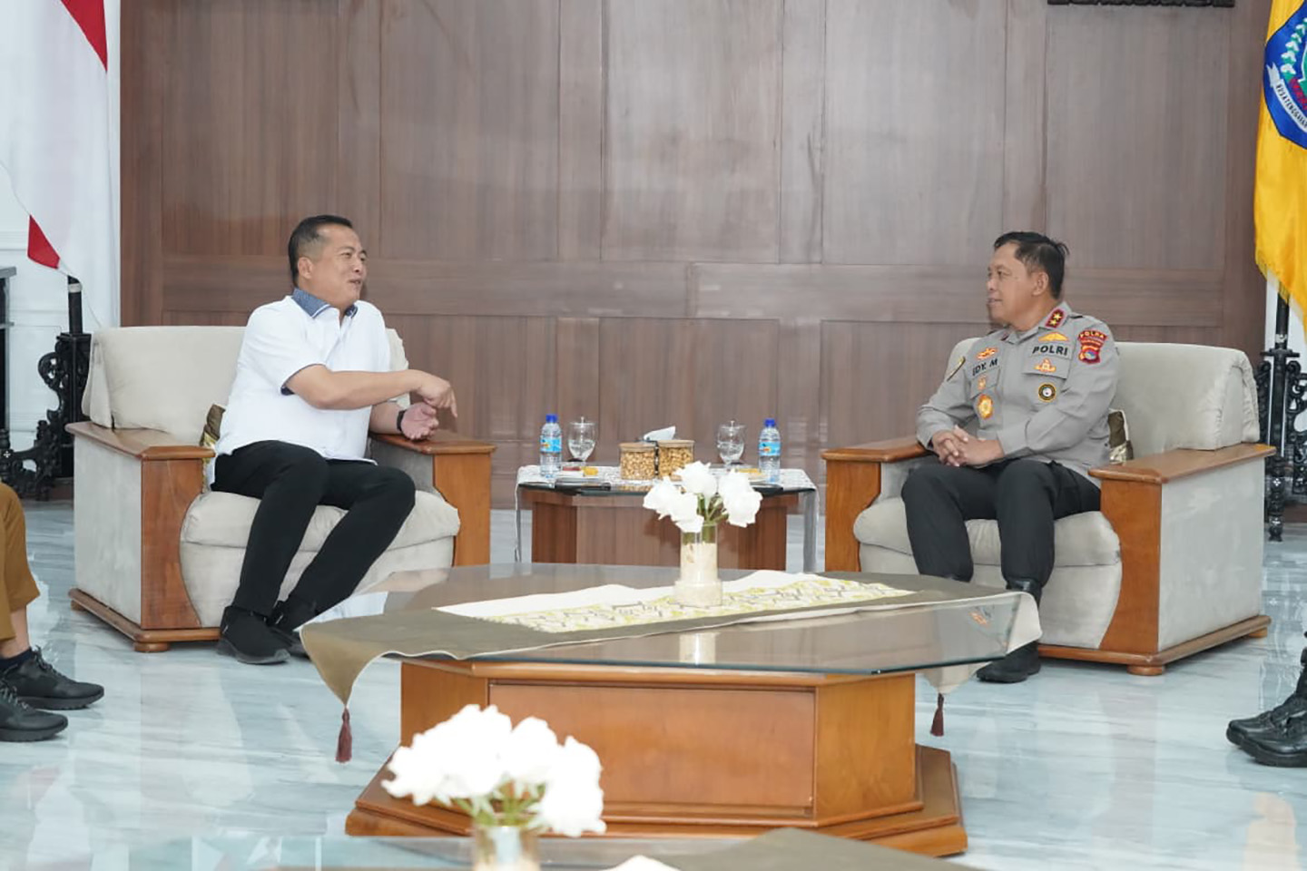 Kapolda NTB Irjen Pol. Edy Murbowo berbincang dengan Gubernur NTB Lalu Muhamad Iqbal di ruang kerja gubernur, Selasa (13/1).