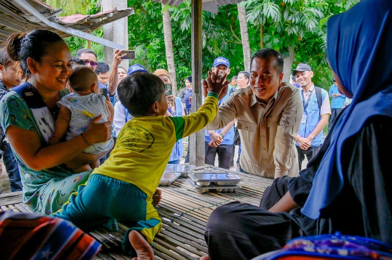 LIHAT LANGSUNG: Gubernur NTB Lalu Muhamad Iqbal, saat mengunjungi warga kategori miskin ekstrem di Desa Malaka, Lombok Utara, pekan lalu.