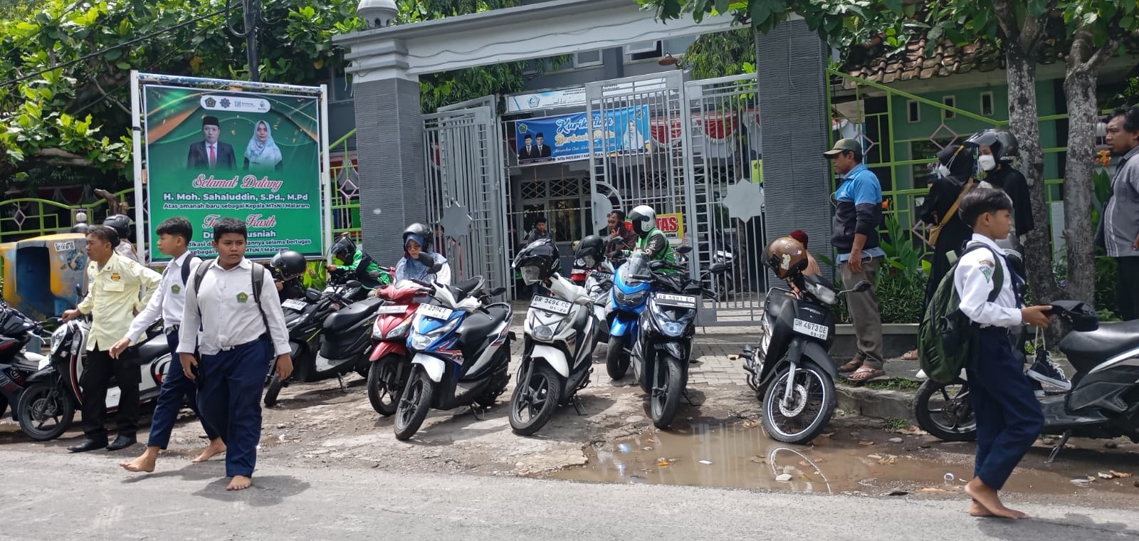 Sejumlah siswa MTsN 1 Mataram saat pulang sekolah, Senin (12/1). FDS diuji coba di madrasah Mataram mulai pekan depan.