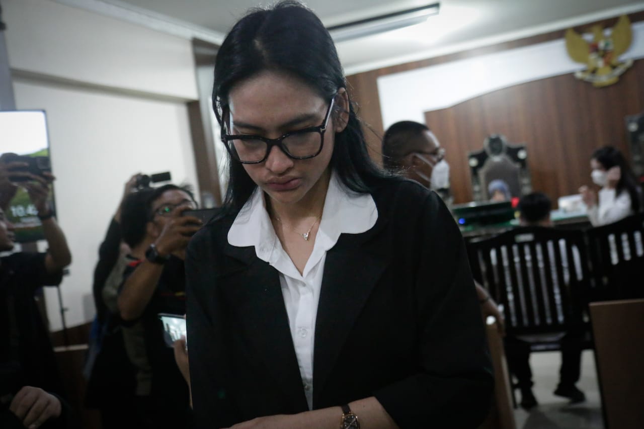 BERIKAN KESAKSIAN: Saksi kunci kematian Brigadir Nurhadi, Misri Puspita Sari berjalan ke luar persidangan usai memberikan kesaksian di Pengadilan Negeri (PN) Mataram, Senin (12/1).