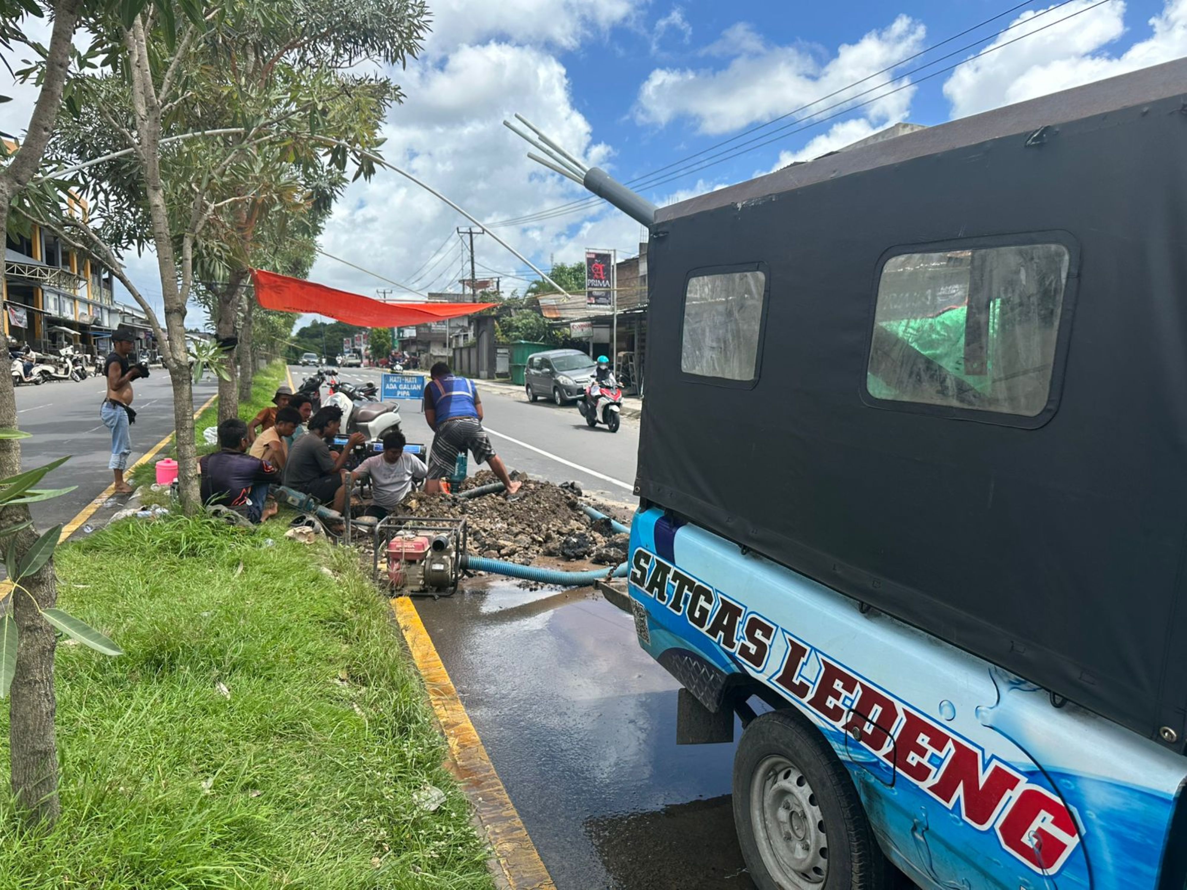 Sejumlah petugas sedang memperbaiki pipa PDAM Tiara Loteng di Kota Praya, Senin (12/1).
