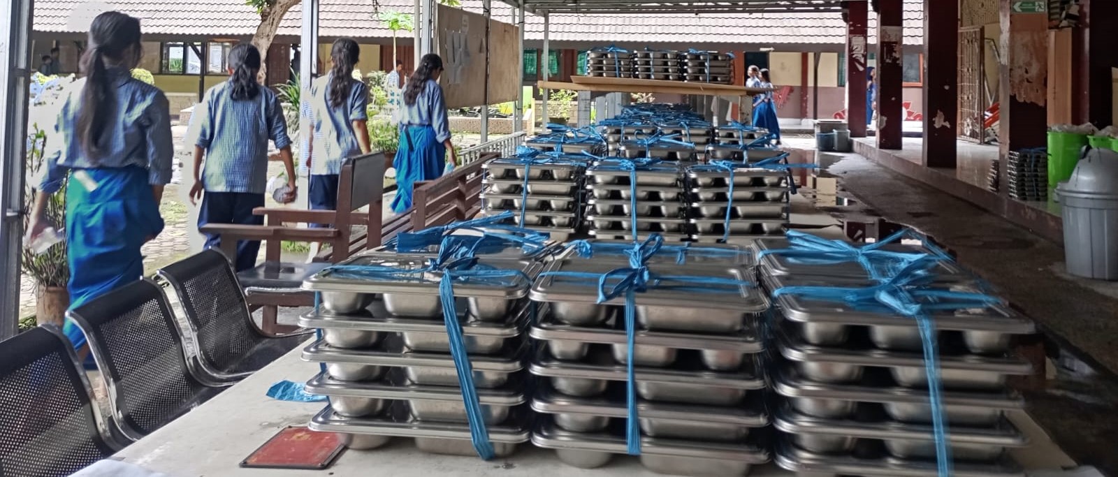 Sejumlah siswa SMPN 14 Mataram mengantar ompreng MBG usai makan di dalam kelas, belum lama ini. SMPN 14 Mataram perkuat layanan inklusi.