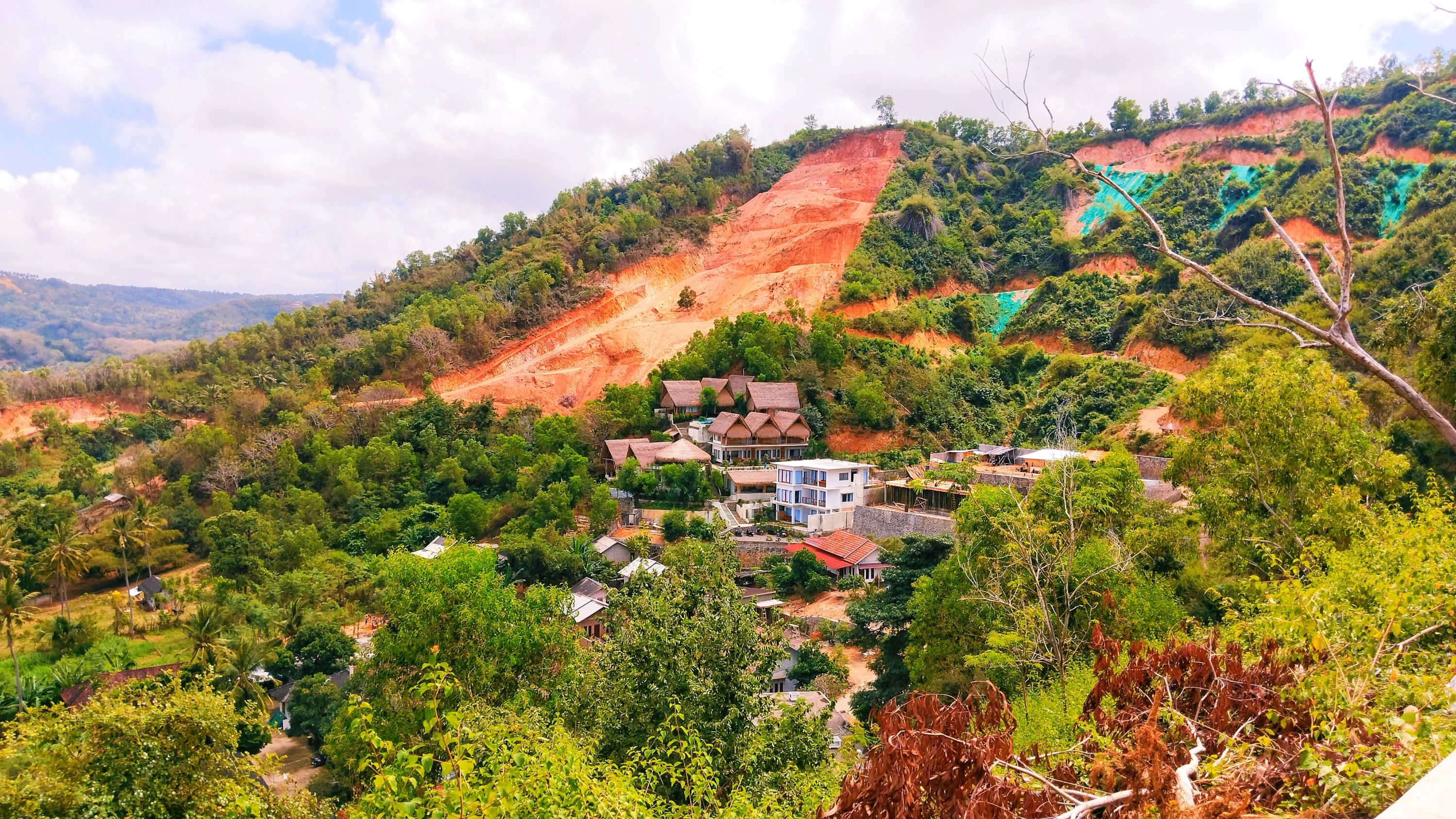 Inilah penampakan perbukitan di depan Sirkuit Mandalika yang gundul akibat pembangunan vila, beberapa waktu lalu.