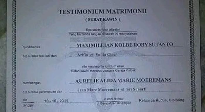 Warganet dibuat heboh dengan beredarnya fotokopi diduga bukti nikah Roby Tremonti dan Aurelie Moeremans  di PKKC (Paroki Keluarga Kudus Cibinong.)  (internet)
