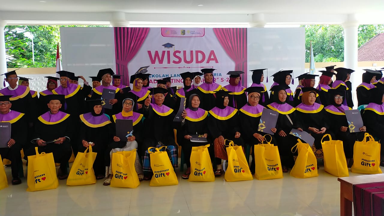 Puluhan Lansia di Lombok Timur saat wisuda Standar 2 (S2) program Sekolah Lansia Sehat Ceria.
