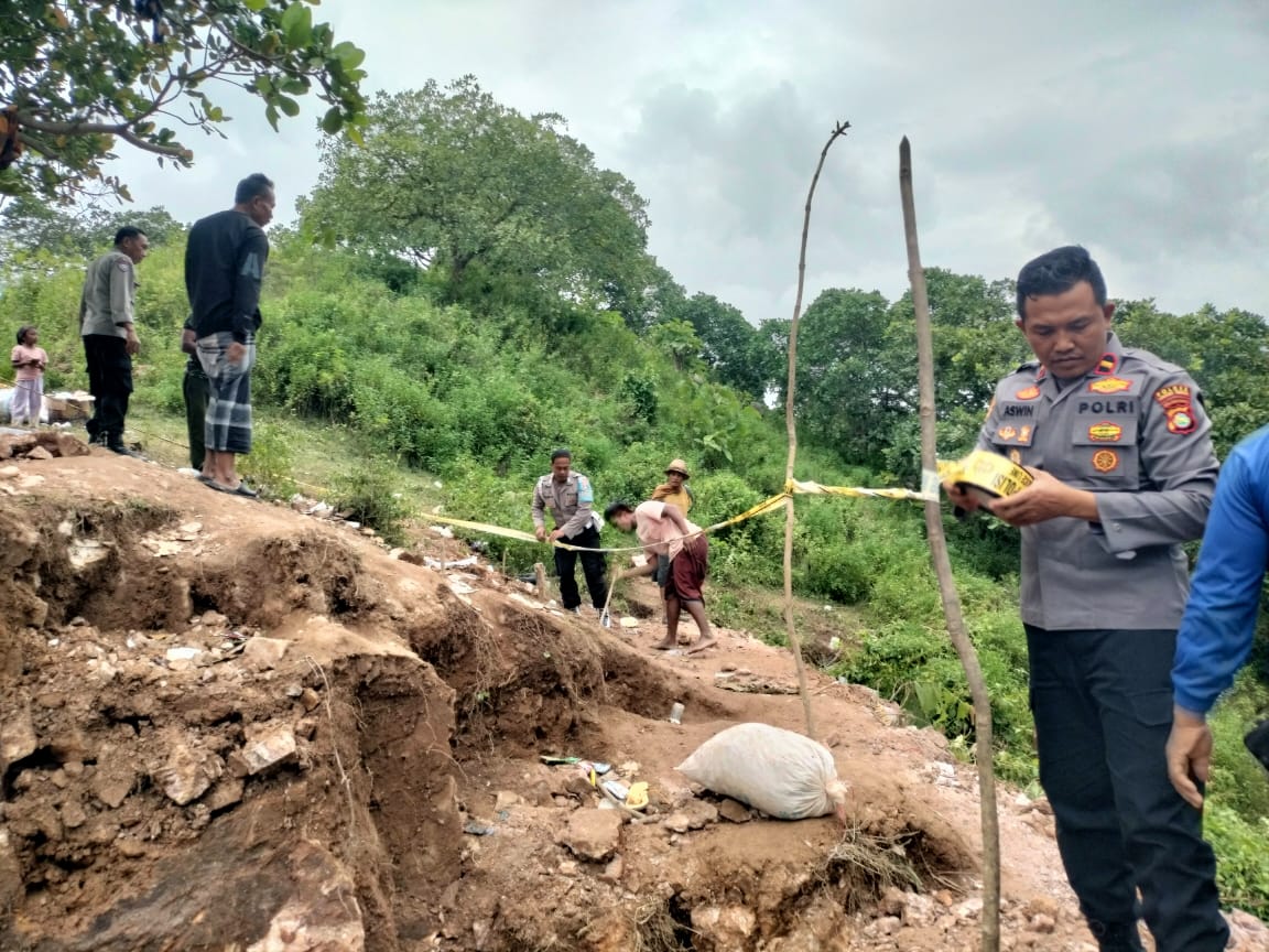 Polres Lombok Tengah menutup aktivitas tambang ilegal di Gunung Kongbawi, Dusun Belenje, Desa Serage, Praya Barat Daya, Lombok Tengah, Senin (12/1).