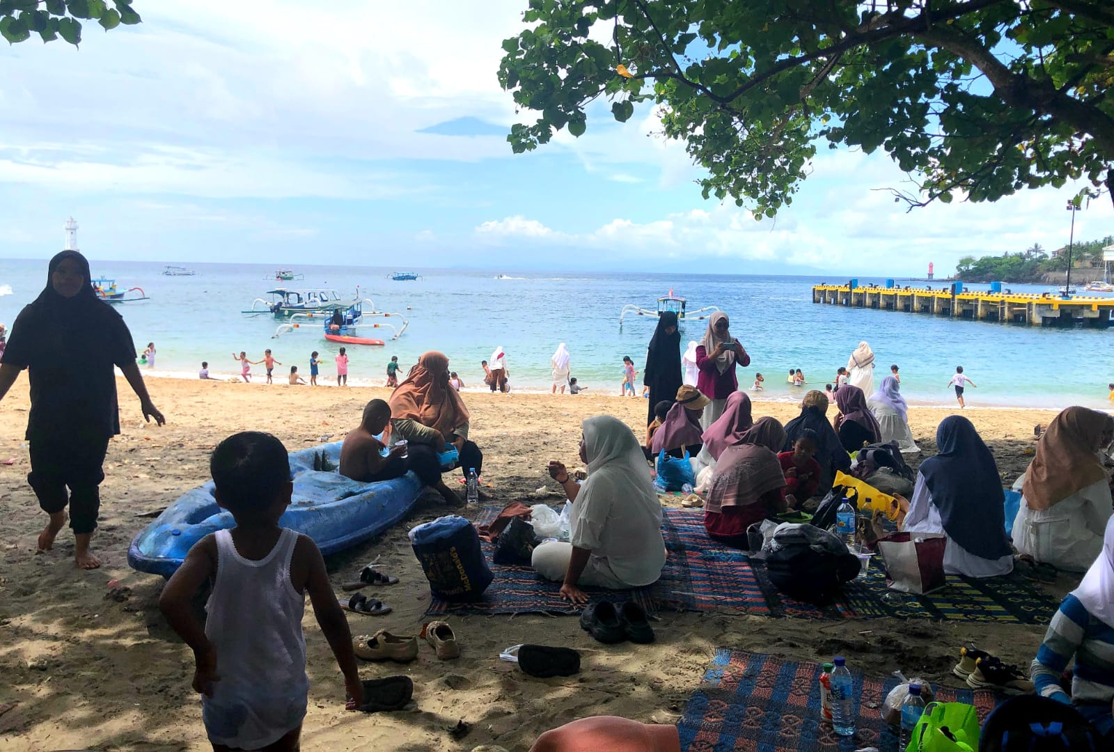 MAKIN RAMAI: Pantai Senggigi kembali menjadi primadona bagi wisatawan semenjak dilakukan penataan oleh Pemkab Lobar beberapa bulan terakhir.