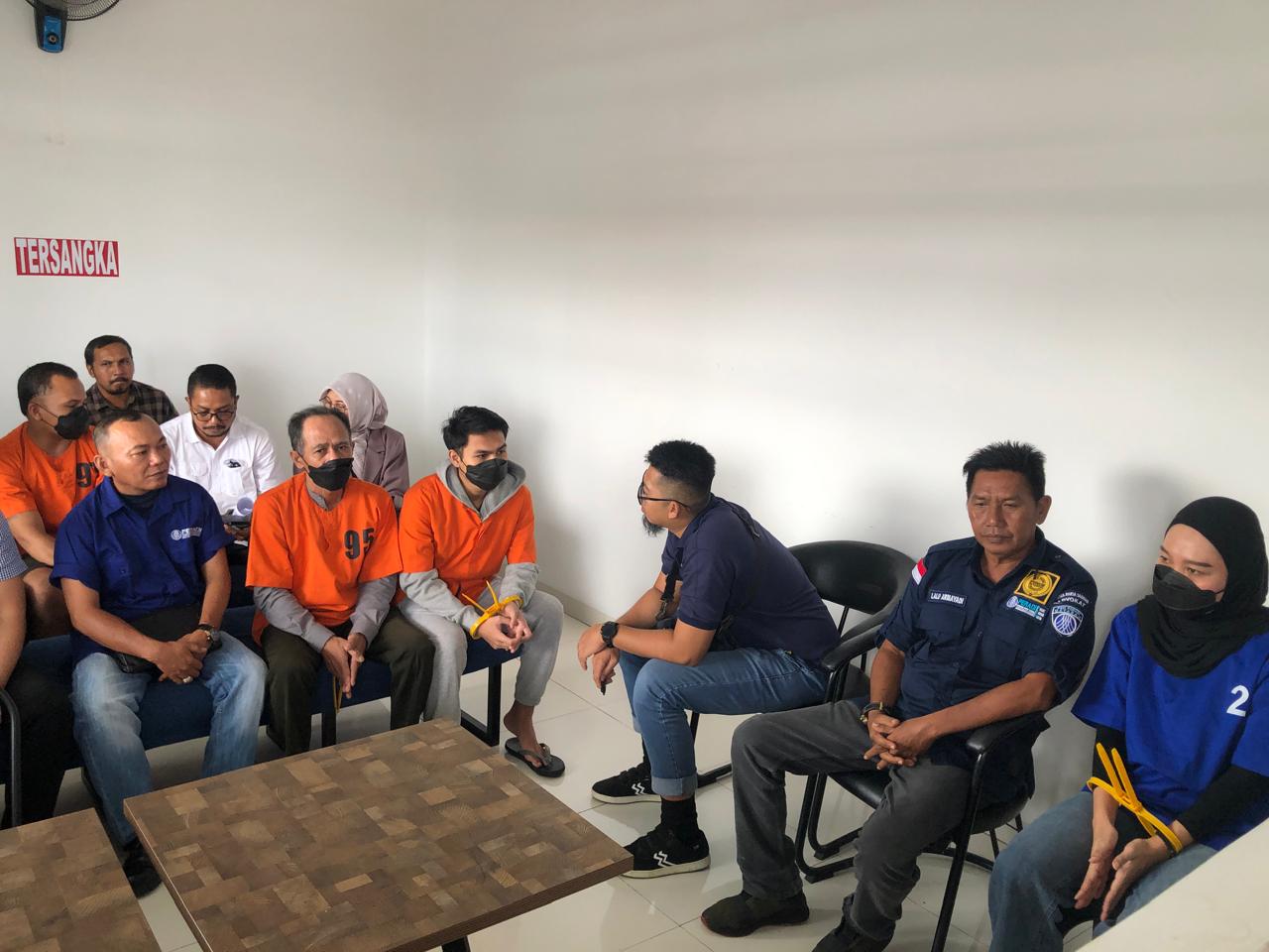 DILIMPAHKAN: Lima tersangka kasus pembunuhan anggota Polres Lombok Barat Brigadir Esco Faska Rely dilimpahkan ke Kejari Mataram, Selasa (13/1).