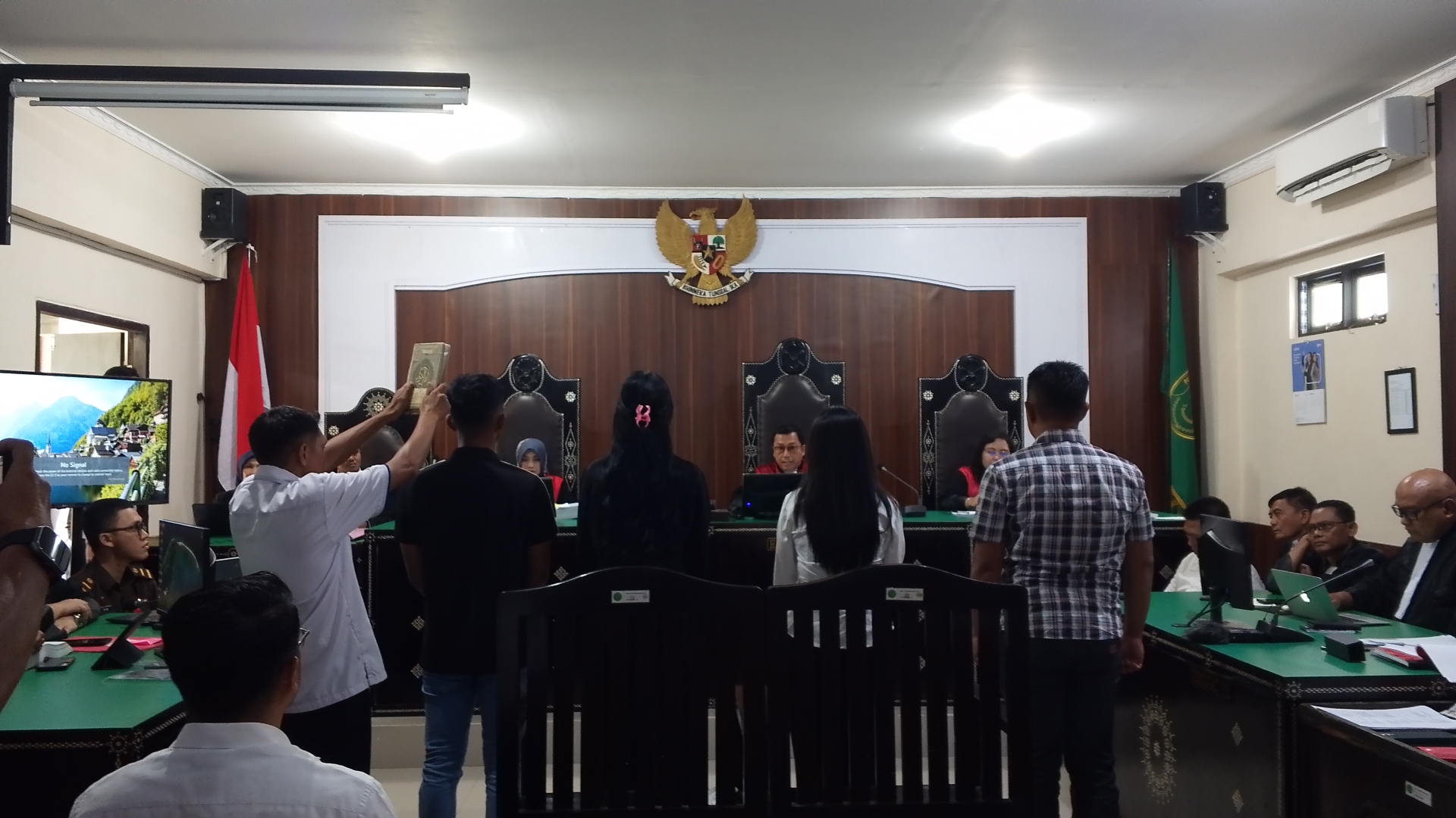 DISUMPAH: Para saksi kematian Brigadir Nurhadi disumpah sebelum memberikan kesaksian dihadapan majelis hakim Pengadilan Negeri (PN) Mataram, Senin  (12/1).