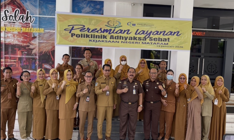 Foto bersama Kajari Mataram, Sekda Kota Mataram, Kadikes Kota Mataram, dan seluruh jajaran.