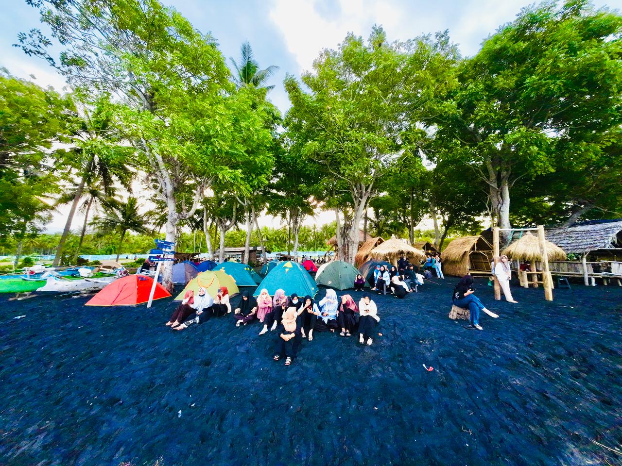 Pegawai pantai Sunrise Land Lombok terpaksa mendaftarkan diri ke Malaysia. Ini imbas dari kebijakan Dinas Pariwisata Lombok Timur tidak memperpanjang kontrak dengan pengelola.