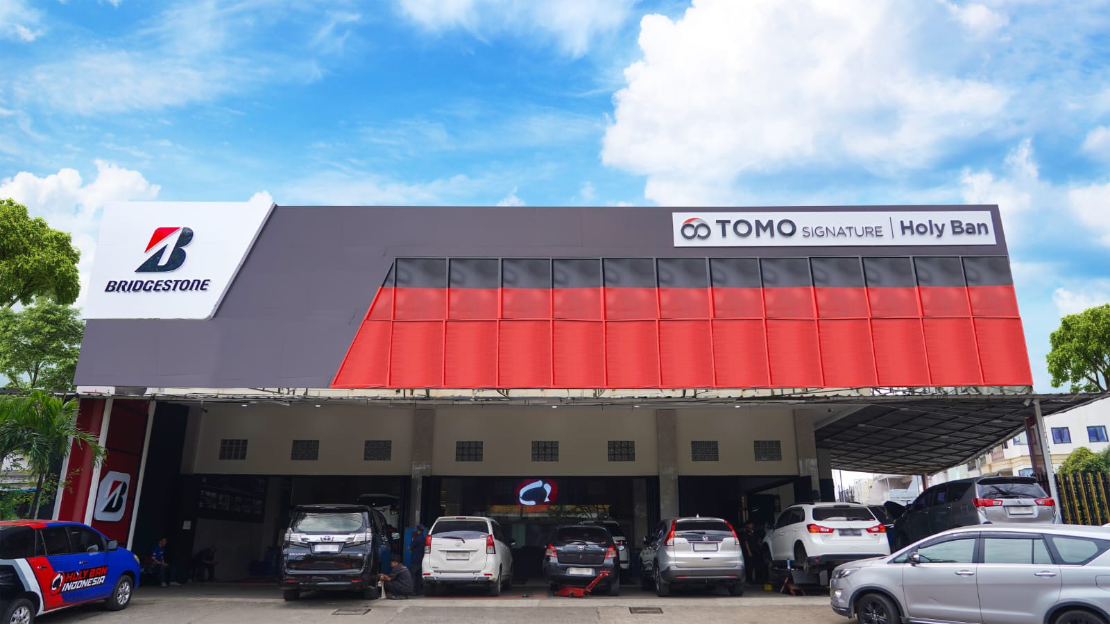 Bridgestone meresmikan TOMO Signature Holy Ban di Pluit, Jakarta Utara, sebagai outlet premium pertama yang mengusung konsep one stop automotive solution.