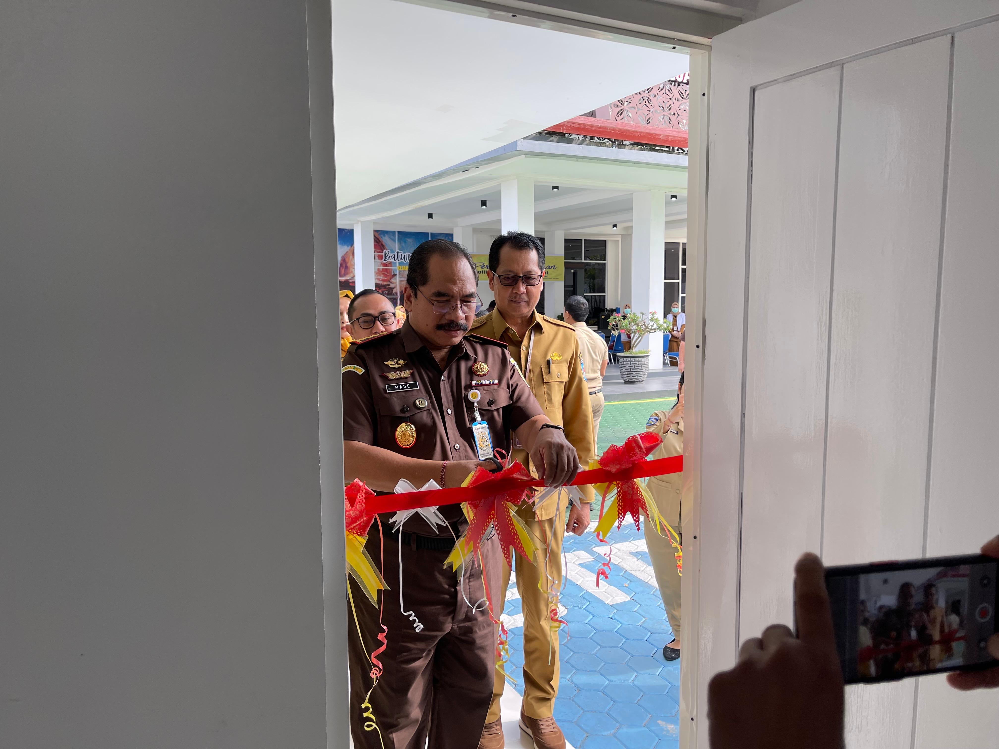 Kepala Kejaksaan Negeri Mataram Gde Made Pasel Swardhayana didampingi Sekretaris Daerah Kota Mataram Lalu Alwan Basri meresmikan Poliklinik Adhyaksa Sehat dengan pemotongan pita.