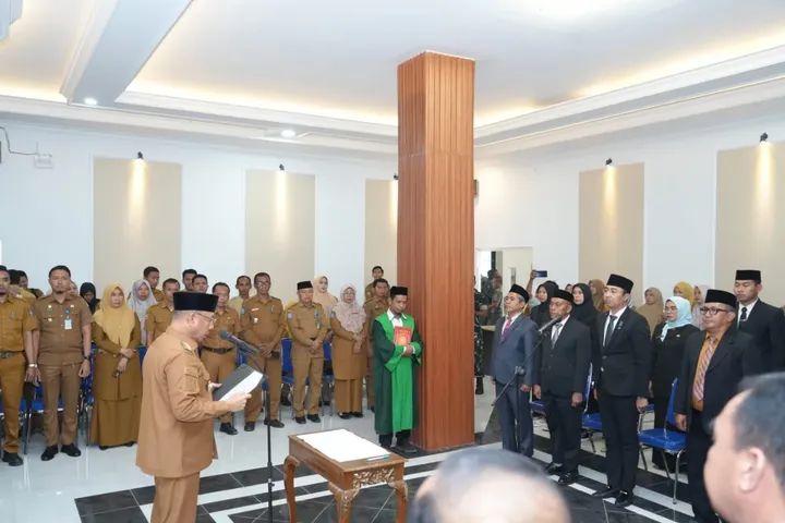 Wali Kota Bima HA Rahman H Abidin melantik lima pejabat di aula Maja Labo Dahu Kantor Wali Kota, Senin (12/1).