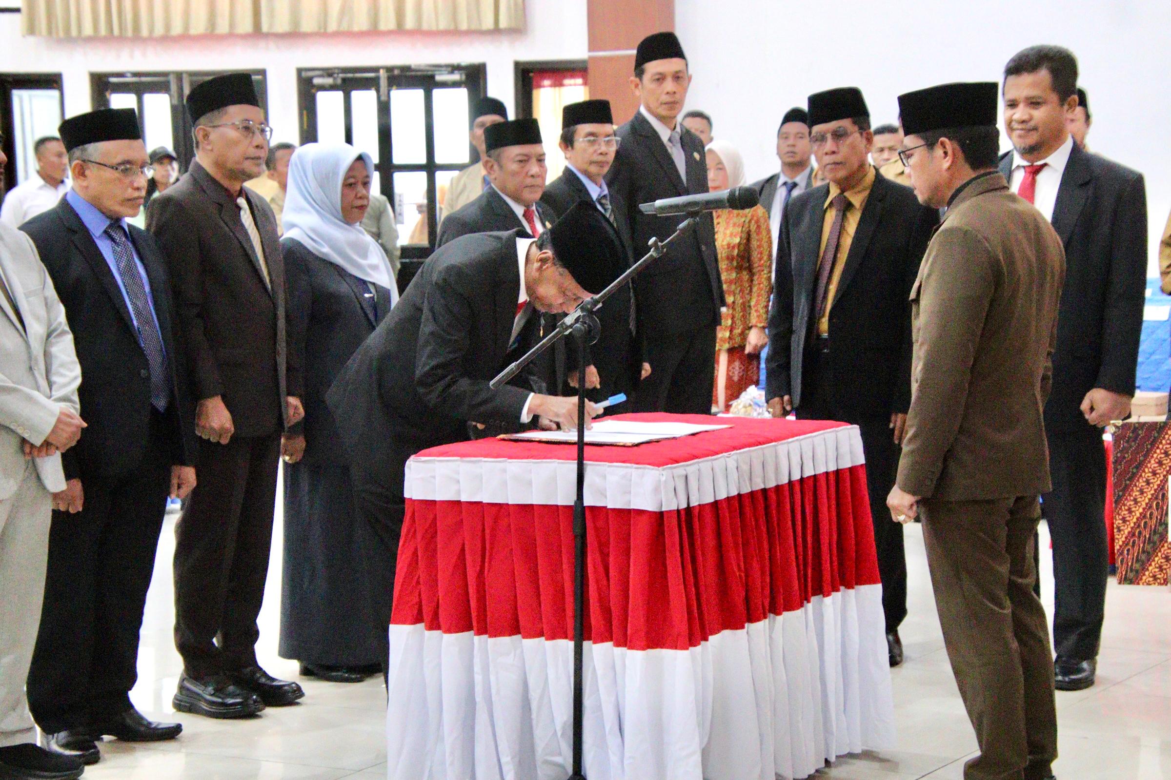 Bupati Dompu Bambang Firdaus melantik 15 pejabat di aula pendopo bupati setempat, Senin (12/1).