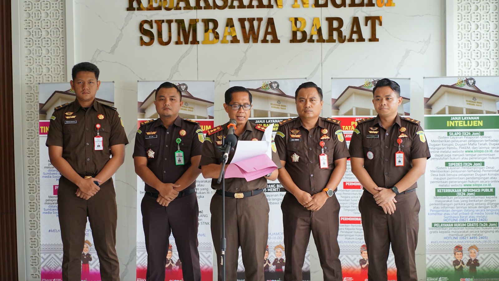 Kajari KSB Agung Pamungkas (tengah) menyampaikan penanganan kasus korupsi bantuan combine Pokir DPRD KSB naik ke tahap penyidikan, Senin (12/1).