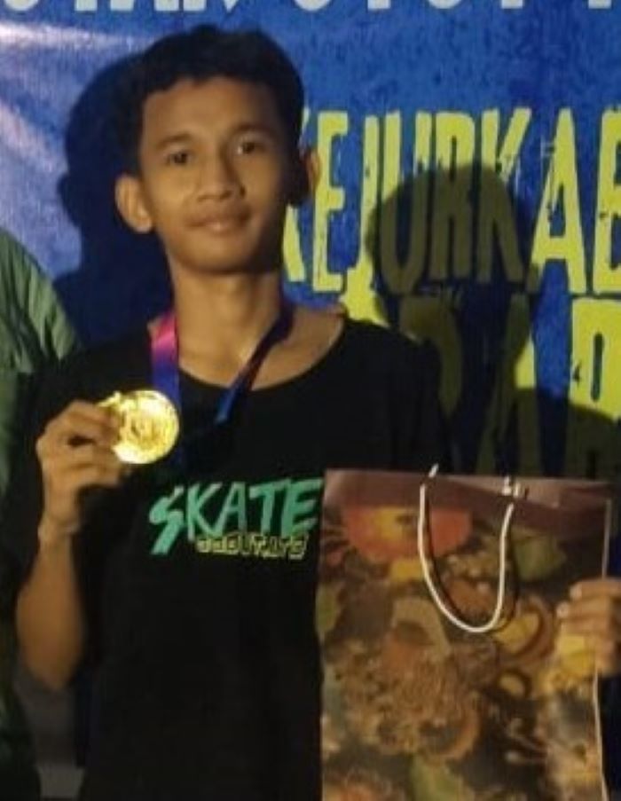 Lalu M Rifqi Imamul Haq , siswa MAN Lombok Barat juara panjat tebing FPTI Lobar.