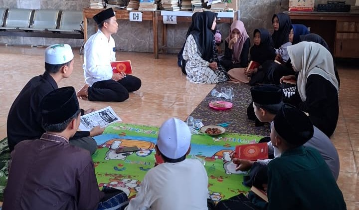 Siswa MTsN 2 Lombok Barat melaksanakan program tahfiz quran di madrasah setempat, belum lama ini. MTsN 2 Lombok Barat perkuat tahfiz Alquran, datangkan hafiz 30 juz.