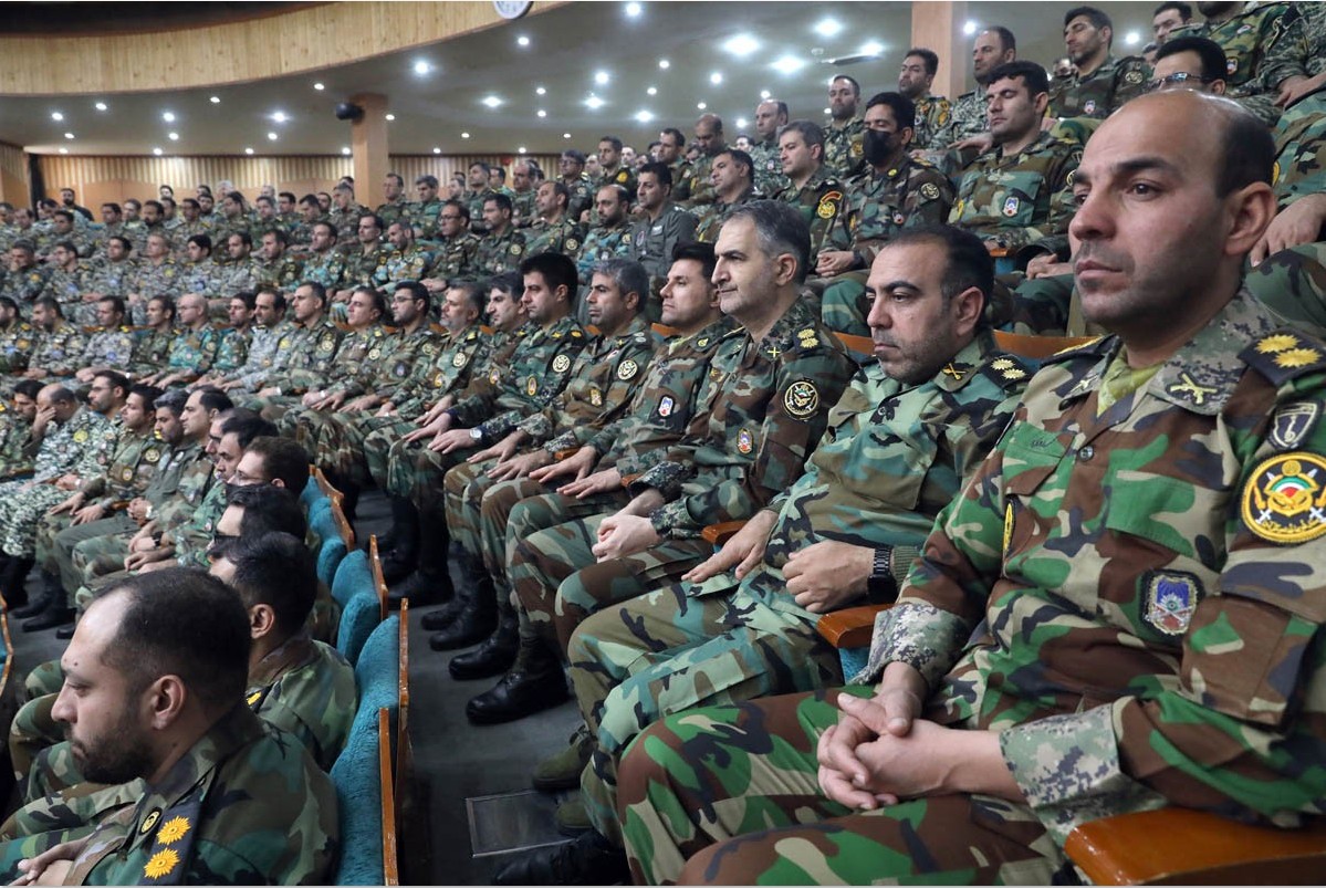 SIAP TEMPUR: Para siswa akademi militer mendengarkan Kepala Angkatan Darat Iran Amir Hatami berbicara di Teheran pada Rabu (7/1). Iran menyatakan siap melayani apapun opsi yang dipilih AS.
