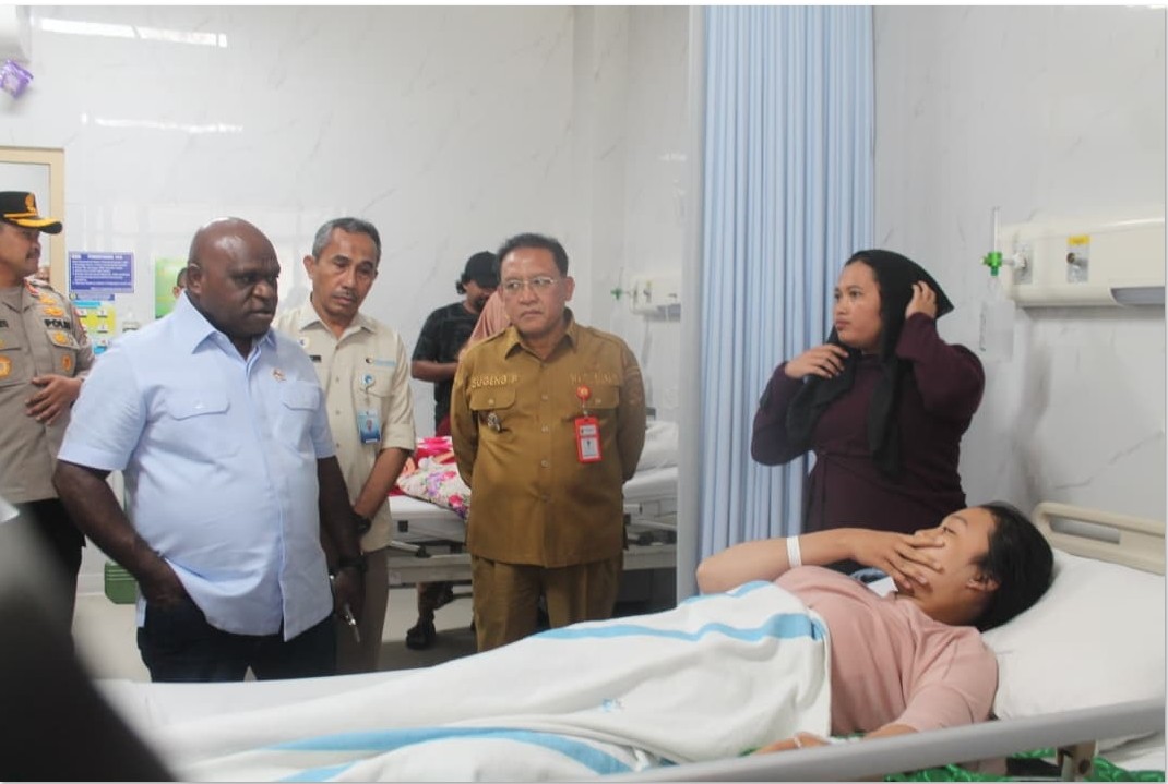 SEMANGATI PASIEN : Menteri HAM RI Natalius Pigai saat menjenguk pasien yang diduga keracunan makanan di RSUD dr Soedjati Purwodadi, Selasa (13/1).